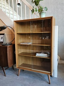 Vintage kast met glazenschuifdeuren