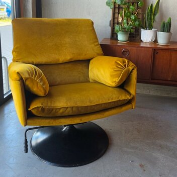 Opnieuw gestoffeerde Leolux fauteuil, okergeel velours