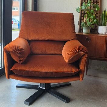 Opnieuw gestoffeerde Leolux fauteuil, terra velours