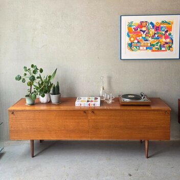 Vintage dressoir met klepvakken