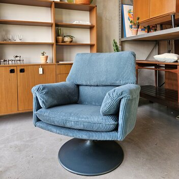 Opnieuw gestoffeerde Leolux fauteuil, blauwe ribstof