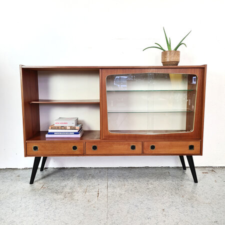 Vintage wandkast met glazen schuifdeurtjes