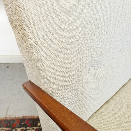 Vintage fauteuiltjes, opnieuw bekleed, wit boucl&eacute;