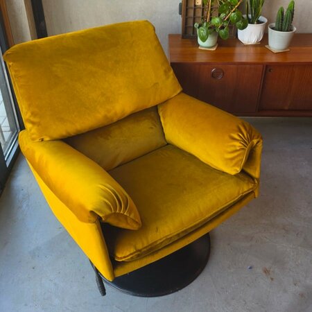 Opnieuw gestoffeerde Leolux fauteuil, okergeel velours
