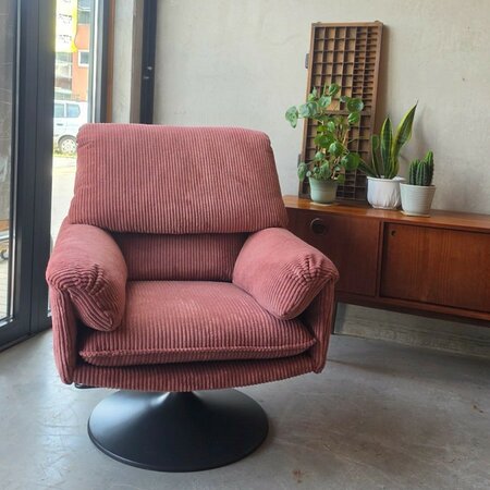 Opnieuw gestoffeerde Leolux fauteuil, oud roze ribstof