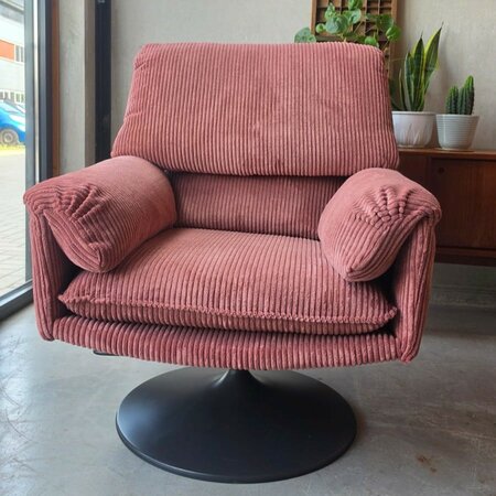 Opnieuw gestoffeerde Leolux fauteuil, oud roze ribstof