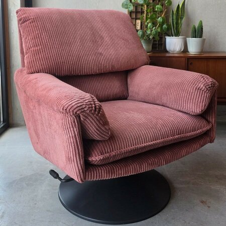 Opnieuw gestoffeerde Leolux fauteuil, oud roze ribstof
