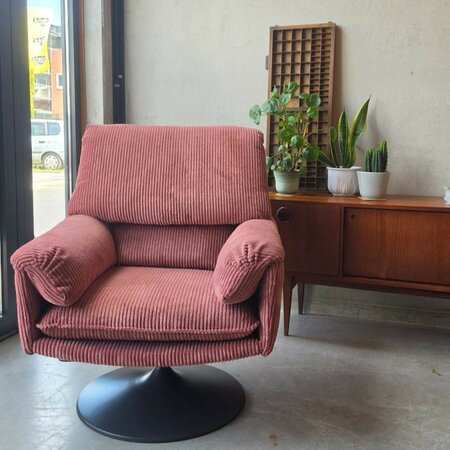 Opnieuw gestoffeerde Leolux fauteuil, oud roze ribstof
