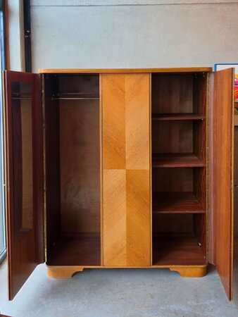 Vintage driedeurs kledingkast