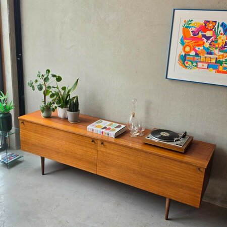 Vintage dressoir met klepvakken