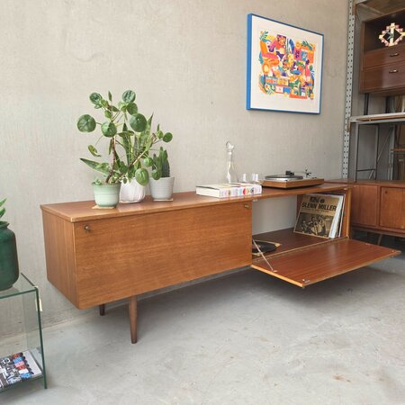 Vintage dressoir met klepvakken