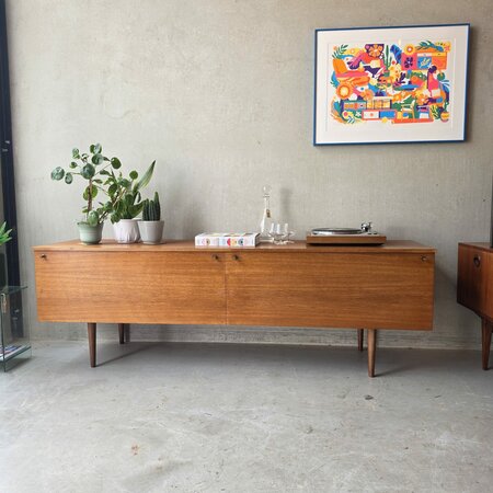 Vintage dressoir met klepvakken