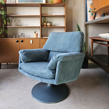 Opnieuw gestoffeerde Leolux fauteuil, blauwe ribstof