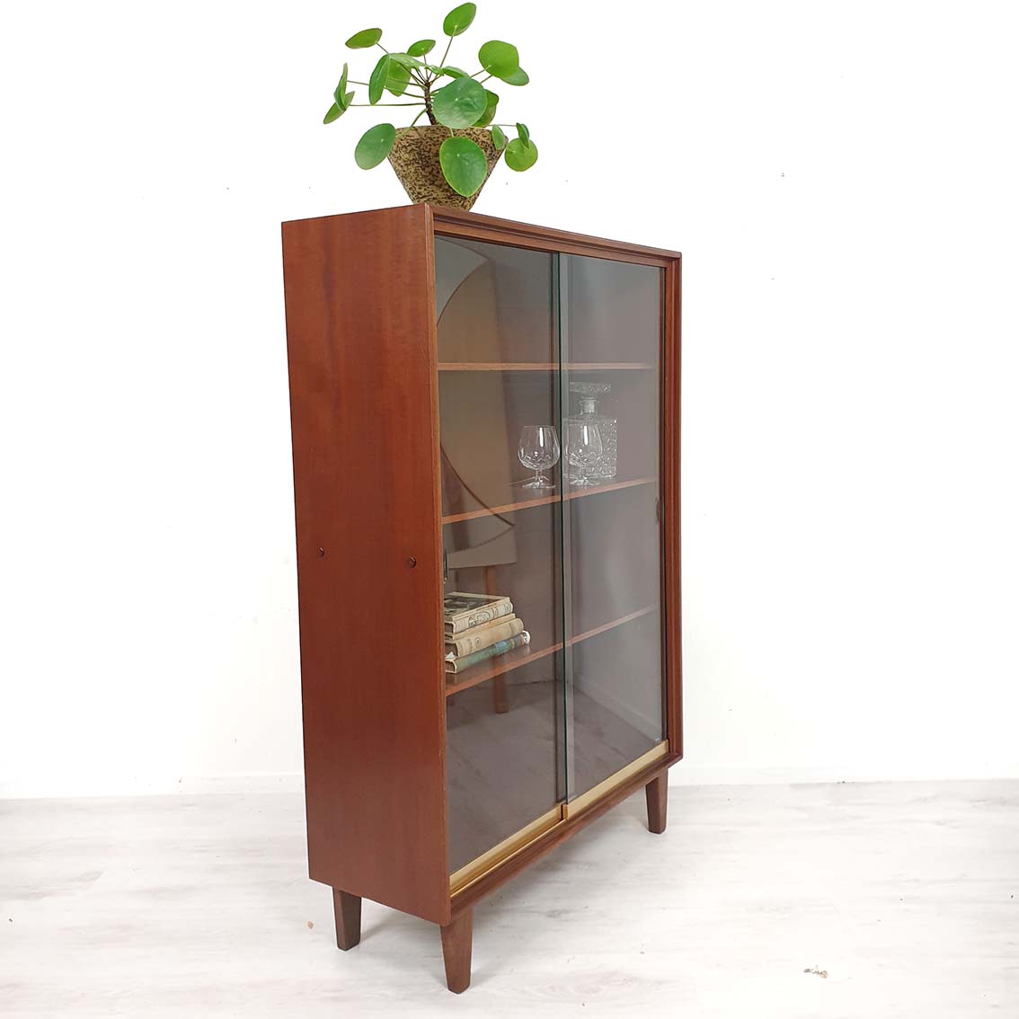 winkel Helemaal droog namens Vintage boekenkast met glazen schuifdeuren 2020-02 - Webshop en winkel voor  toffe en betaalbare vintage meubels en woonaccessoires
