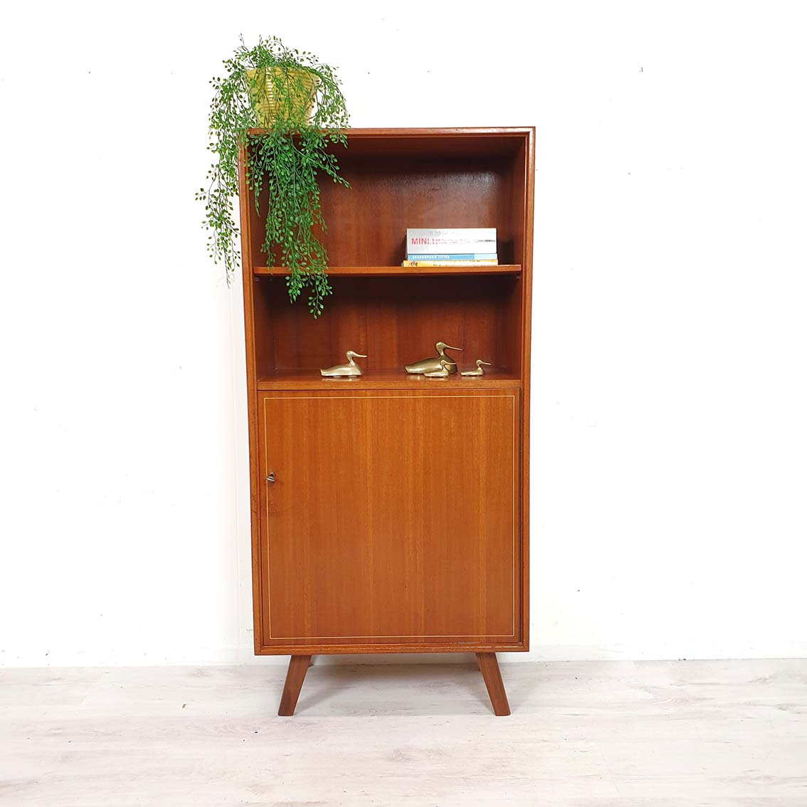 Vintage smalle kast 2020-01 - Webshop en voor toffe en betaalbare vintage meubels en woonaccessoires