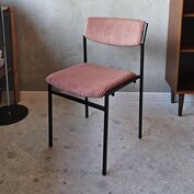 Opnieuw gestoffeerde eetkamerstoel, Gijs van der Sluis, roze rib