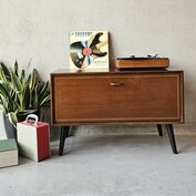 Leuk vintage klepkastje op zwarte, schuine pootjes