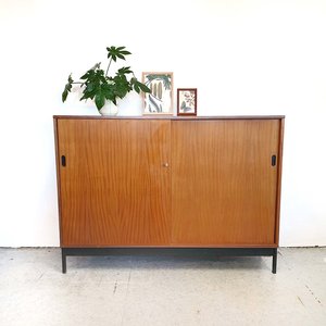 Vintage archiefkast schuifdeuren Webshop en winkel voor toffe en betaalbare vintage meubels en woonaccessoires