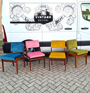 Vintage eetkamerstoelen, gekleurd velours - Webshop en winkel voor vintage meubels en woonaccessoires