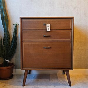 Vintage kastje met lades en klep