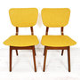 Twee gele stoelen